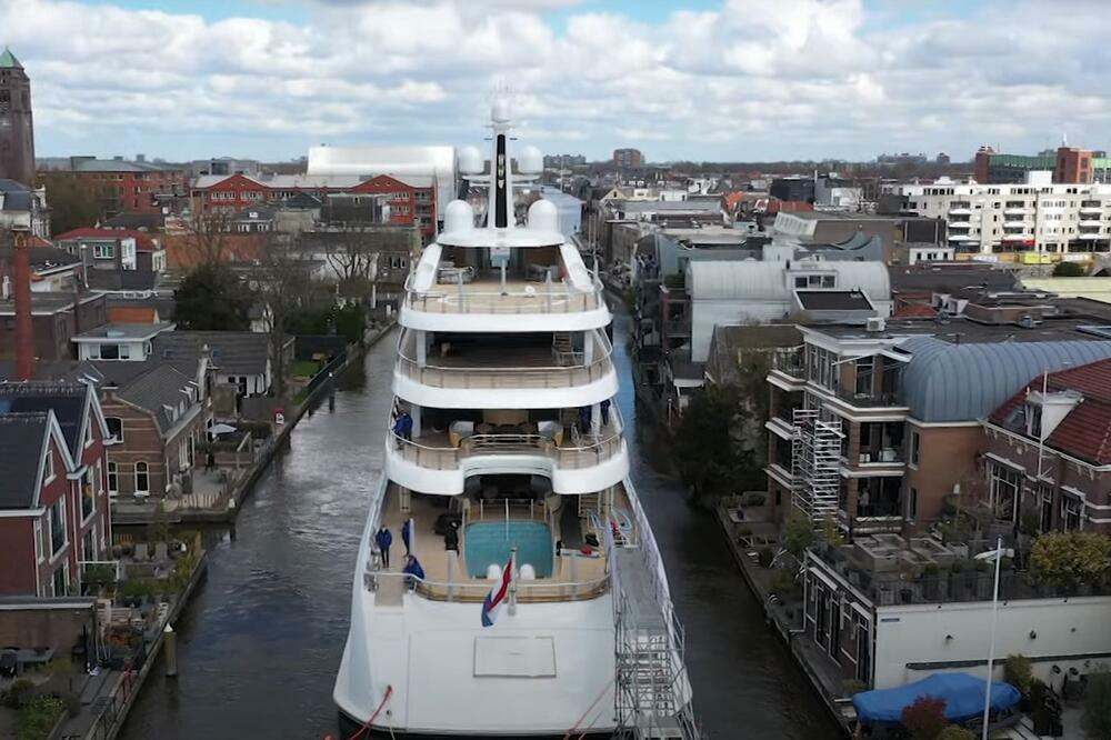 NEVEROVATNA OPERACIJA I NIMALO LAK ZADATAK: Ogromna superjahta prolazi uzanim HOLANDSKIM KANALIM! (VIDEO)