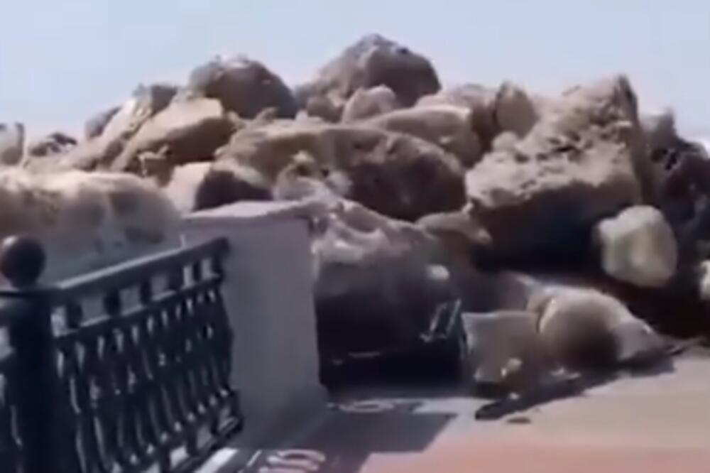 U DELIĆU SEKUNDE! LEDENI NANOS SRUŠIO ARMIRANO-BETONSKU OGRADU: Komadi leda SRAVNILI sve pred sobom (VIDEO)