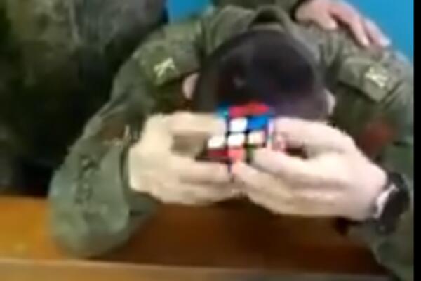 NEVEROVATNO! MLADI VOJNIK ODUŠEVIO CEO SVET: Bez gledanja rešio RUBIKOVU KOCKU (VIDEO)