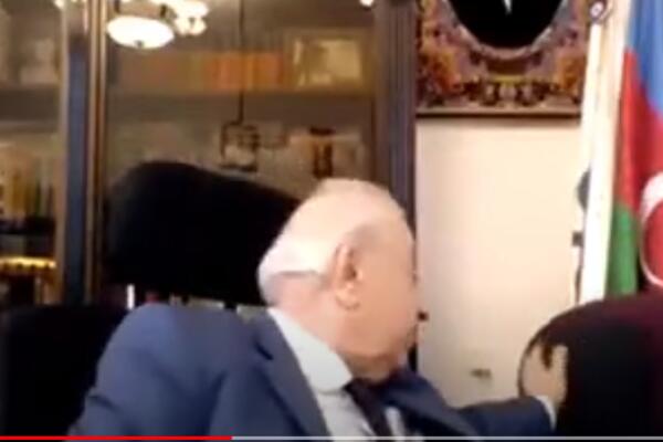 SKANDAL! POZNATI POLITIČAR TOKOM VIDEO SASTANKA PIPAO ASISTENTKINJU PO ZADNJICI:Njena reakcija ŠOKIRALA SVE (VIDEO)