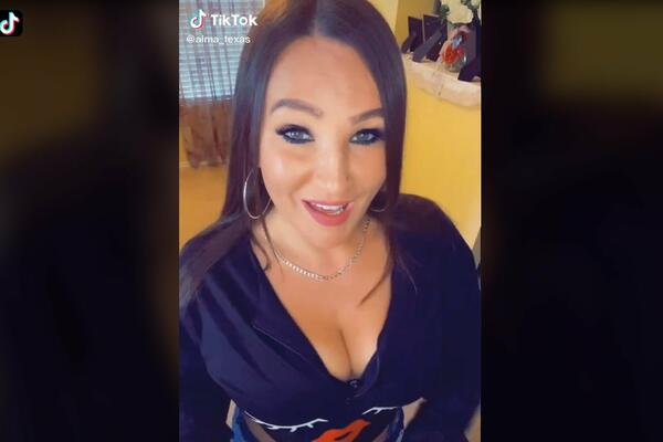 ALMA NE ZNA ZA BOGA, POKAZALA ŠTA SVE UME: Bosanka mami muškarce na internetu bujnim DEKOLTEOM (VIDEO)