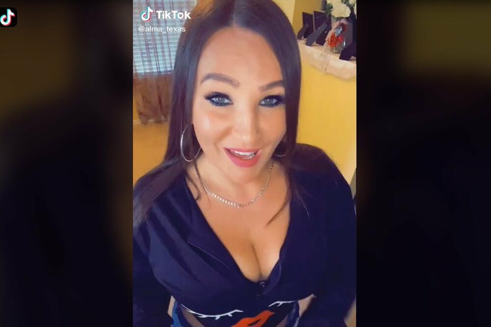 ALMA NE ZNA ZA BOGA, POKAZALA ŠTA SVE UME: Bosanka mami muškarce na internetu bujnim DEKOLTEOM (VIDEO)