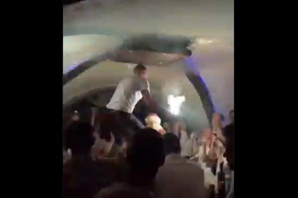 PALE VATRU, LUDUJU, PENJU SE I URLAJU: Korona ŽURKA u Novom Sadu razbesnela Srbiju! (VIDEO)