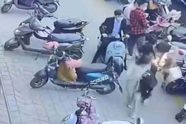 LAGANO SE ŠETAO SA DEVOJKOM I ODJEDNOM KRENUO DA GORI: Zapalio mu se TELEFON u torbi, plamen BUKNUO! (VIDEO)