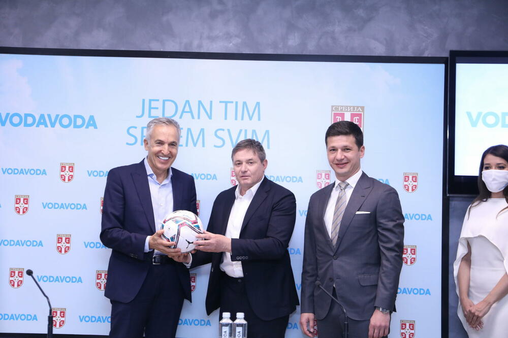 MEĐU LEPOTICAMA POTPISANA NOVA SARADNJA! Piksi loptu sa svojim autogramom poklonio novom sponzoru