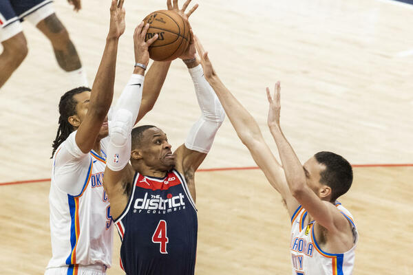 VELIKI SKANDAL U NBA ODMAH SANKCIONISAN: Filadelfija ukinula sezonsku kartu huliganu koji je napao Vestbruka!