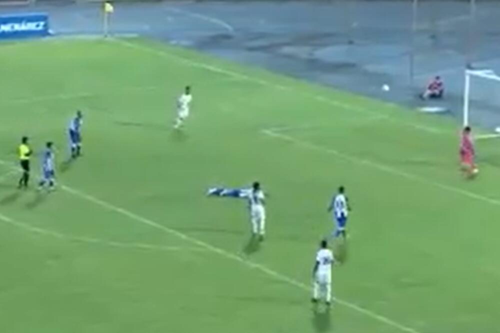 TO SE ZOVE TRAGIČAR: Prvo ga nokautirali loptom, a onda dao BIZARAN autogol, a da toga nije bio ni svestan! (VIDEO)