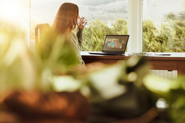 PROFESORKA DOŠLA NA ZAMENU, PA POKUŠALA DA SILUJE UČENIKA: Kad ga je skinula, šokirala se sa njegovom reakcijom!