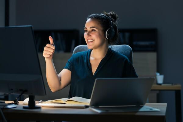 PROFESORKA SE ZABLENULA U KOLEGU TOKOM SASTANKA NA ZUMU: Šta to RADI sa ŽENOM?! Usred priče krenuo u AKCIJU! (FOTO)