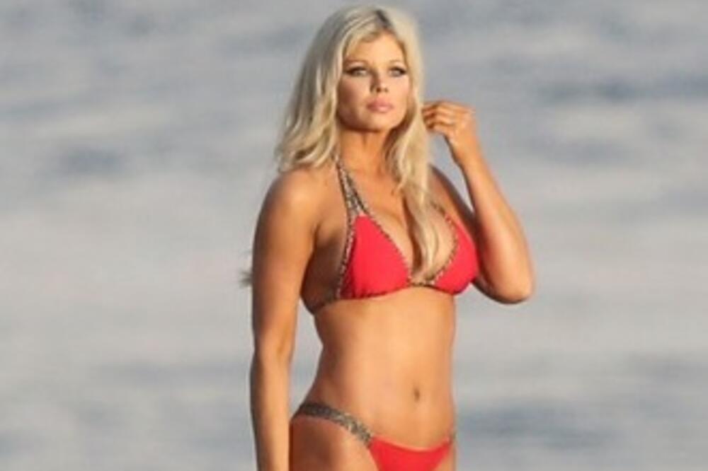 ZVEZDA ČUVARA PLAŽE PROPALA DO BOLA: Nekada su SVI za njom UZDISALI, sad je samo ŽALE, ŠTA JE OVO (FOTO)