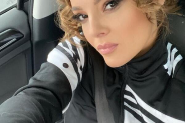 SLAVICA ĆUKTERAŠ JAVNO POKAZALA CELU ZADNJICU: Izgleda kao PUN MESEC, friško NAGORELA! (FOTO)