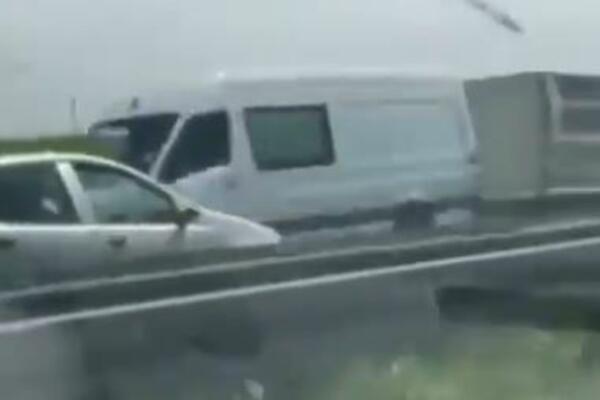 Vozio autoputem Novi Sad - Subotica ali SUPROTNIM SMEROM: "Ovo je za ludačku košulju!" (VIDEO)