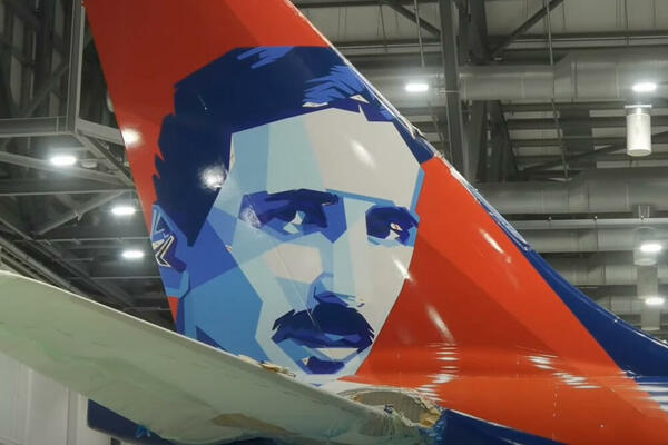 SPREMAN ZA LET PREKO OKEANA: Novi mlaznjak Er Srbije sa likom Nikole Tesle stigao u Beograd (FOTO)