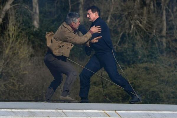 PRIZOR KOJI LEDI KRV U VENAMA! POZNATI GLUMAC MORAO DA SPAŠAVA KAMERMANA: On strašno visio na krovu voza! (FOTO)