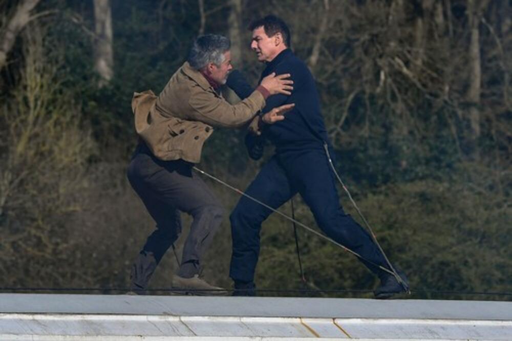 PRIZOR KOJI LEDI KRV U VENAMA! POZNATI GLUMAC MORAO DA SPAŠAVA KAMERMANA: On strašno visio na krovu voza! (FOTO)