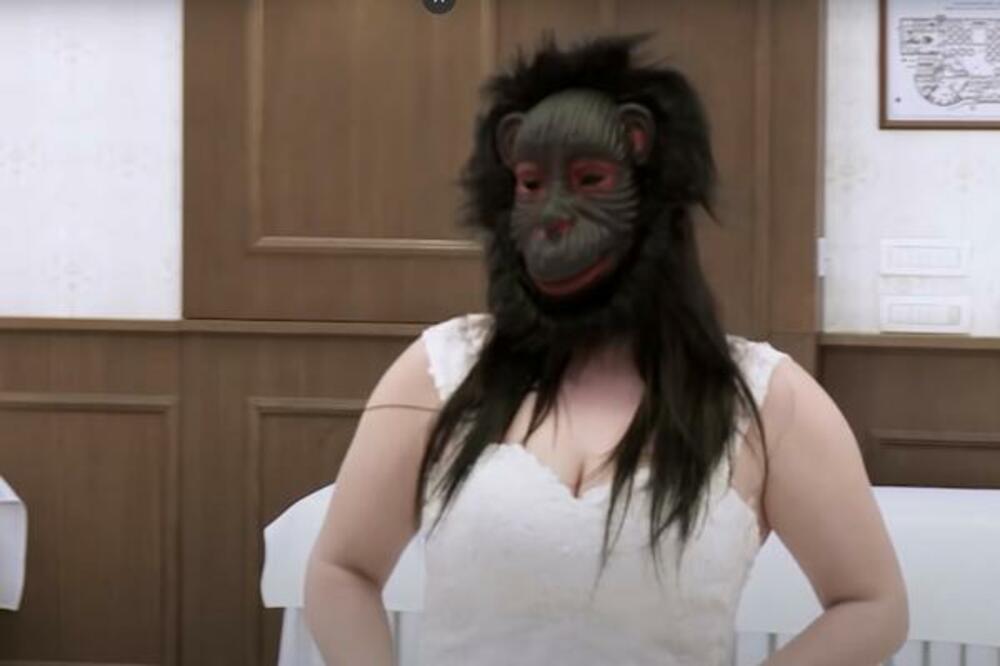 ŠOK! UČESNICA "BRAK NA NEVIĐENO" VERILA SE SEDAM PUTA I SVAKOG JE PREVARILA: Pojavila se sa maskom GORILE! (FOTO)