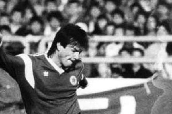 SLAVNI JUGOSLOVENSKI FUDBALER DOŽIVEO INFARKT: Hitno je prebačen u operacionu salu!