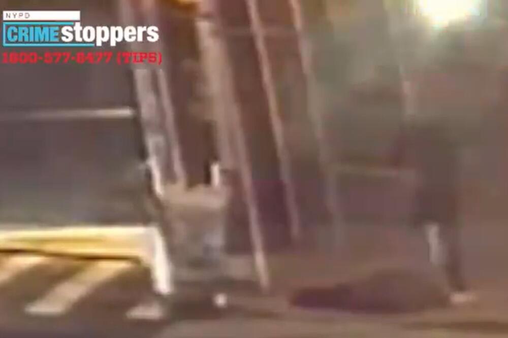 STRAVIČAN NAPAD DIGAO AMERIKU NA NOGE! Gurnuo AZIJCA (61), pa mu SKAKAO PO GLAVI (UZNEMIRUJUĆI VIDEO)