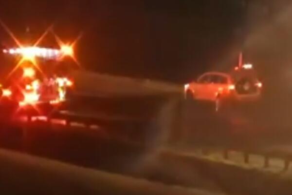 LJUDE IZVLAČILI IZ ZAPALJENOG KOMBIJA: U hororu na auto-putu u SAD poginulo šestoro (VIDEO)