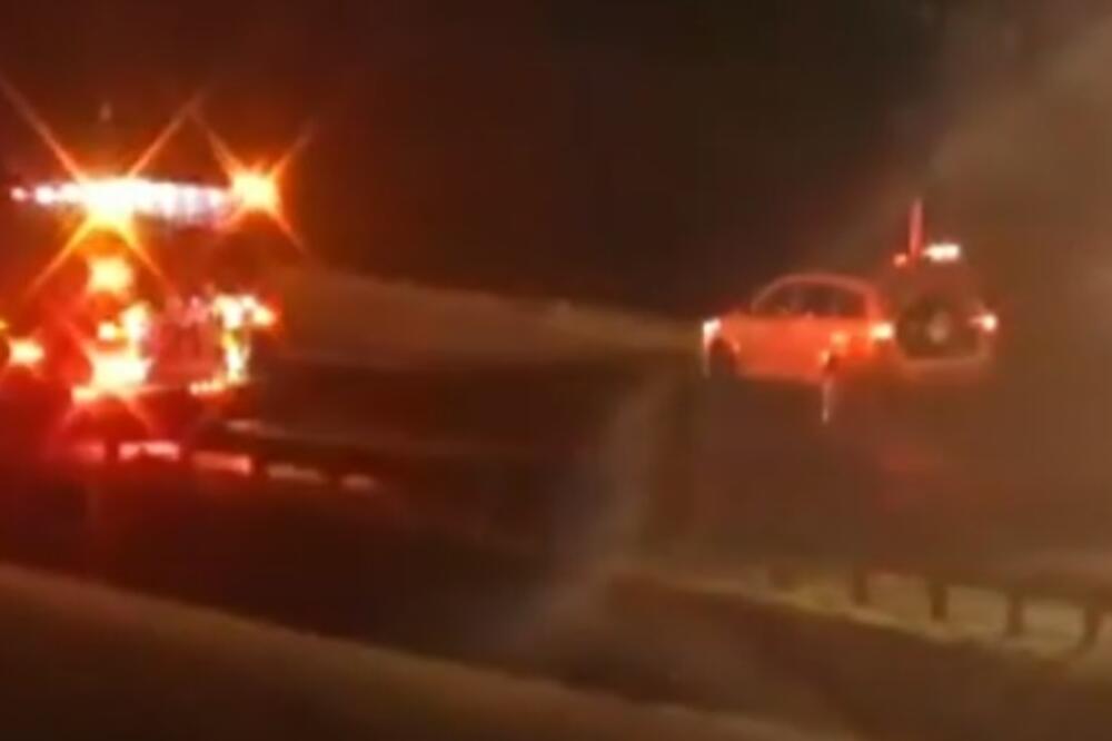 LJUDE IZVLAČILI IZ ZAPALJENOG KOMBIJA: U hororu na auto-putu u SAD poginulo šestoro (VIDEO)