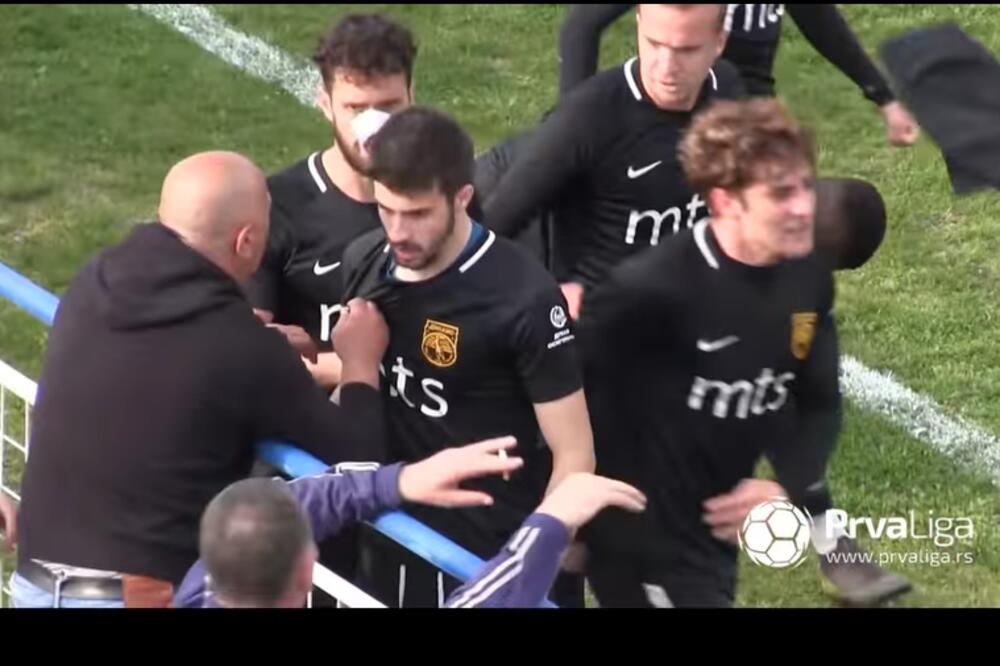 ČEKAO JE PRAVI TRENUTAK: Recko iskorisio delirijum navijača da udeli savet svojim igračima!