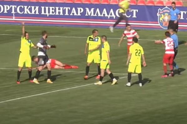 JEZIV JAUK ODJEKIVAO STADIONOM U ČAČKU: Golman promašio loptu i teško povredio protivničkog igrača (VIDEO)