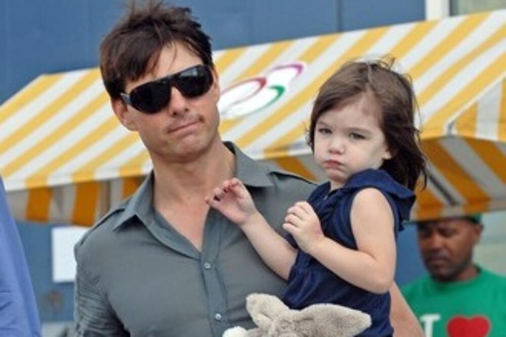 BILA JE NAJSLAVNIJE DETE U HOLIVUDU, A OTAC JU JE NAPUSTIO PRE PAR GODINA: Tom Kruz ćerku više NIJEDNOM nije video!