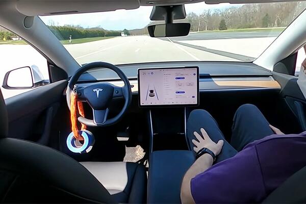 TESLA BEZ VOZAČA: Prevarili autopilota uz pomoć lanca i lepljive trake (VIDEO)