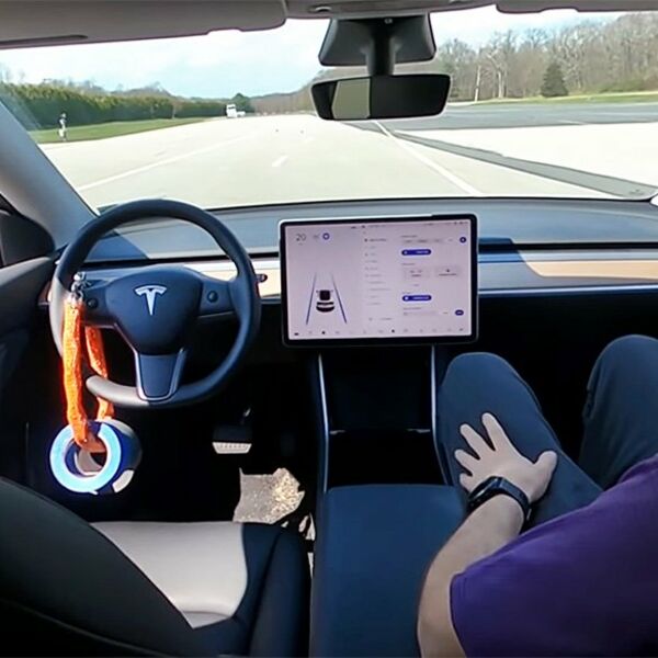 TESLA BEZ VOZAČA: Prevarili autopilota uz pomoć lanca i lepljive trake (VIDEO)