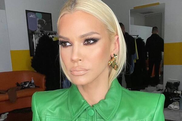 NATAŠA BEKVALAC NA NASTUPU DOŽIVELA ŠOKANTNO IZNENAĐENJE: Uskočio da joj da RUŽU, ona mu dala priznanje! (VIDEO)