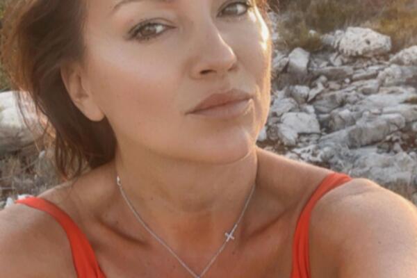 BALKAN U NEVERICI ZBOG IZGLEDA NINE BADRIĆ! Uslikana u kupaćem kostimu, postala POLA ŽENE! (FOTO)