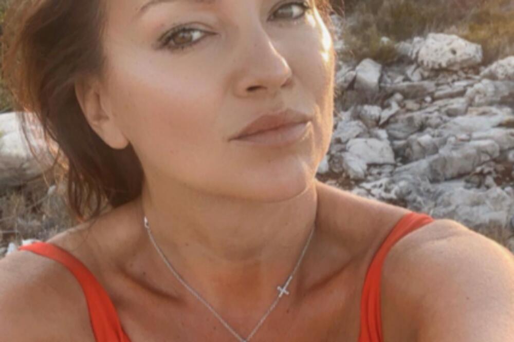 BALKAN U NEVERICI ZBOG IZGLEDA NINE BADRIĆ! Uslikana u kupaćem kostimu, postala POLA ŽENE! (FOTO)