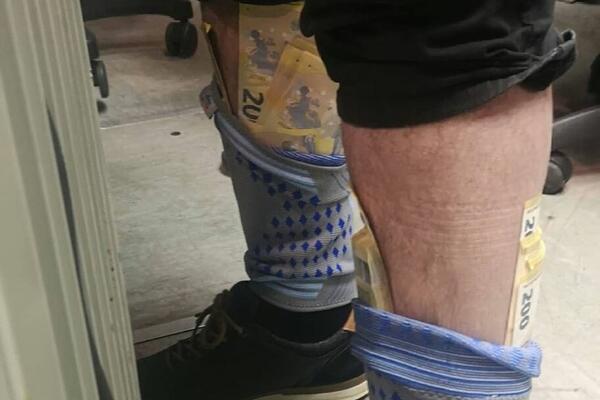 PROBAO DA PROĐE GRANICU SA 70.000 EVRA U ČARAPAMA: Neviđena scena na BATROVCIMA (FOTO)