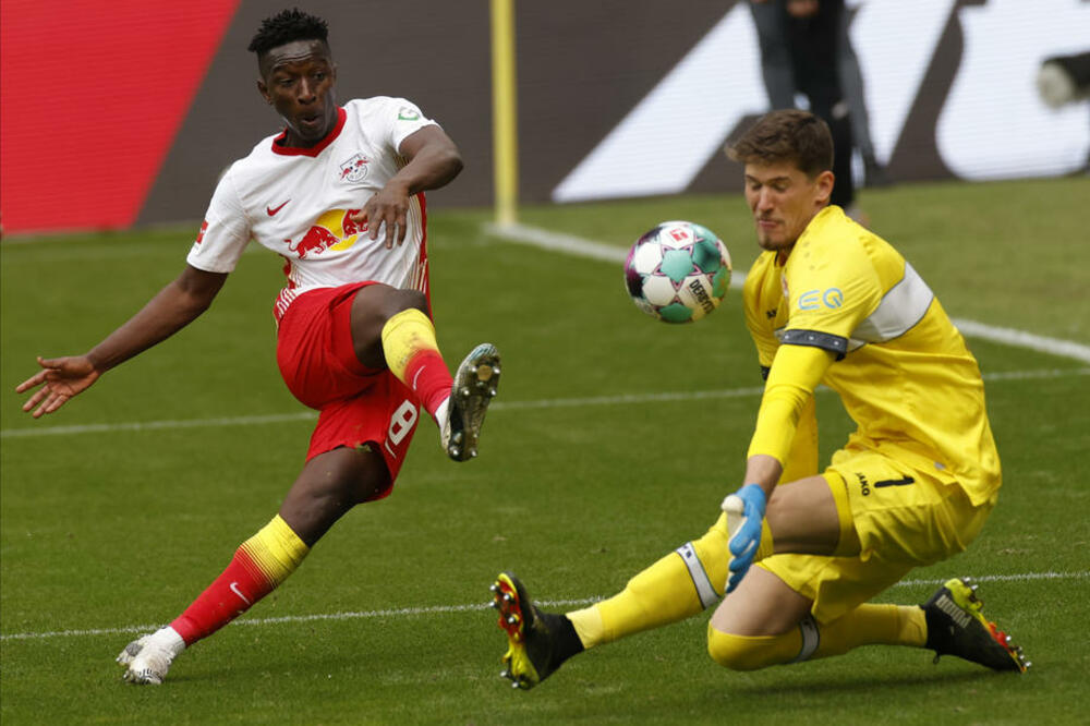 "ŠVABE" NISU MOGLE SA IGRAČEM MANJE: Lajpcig smanjio prednost Bajerna, Borusija razmontirala Arminiju! (VIDEO)