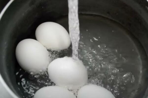 SLEDI PRAZNIK, IMAMO SJAJAN TRIK ZA USKRŠNJA JAJA: Recept je veoma prost, a rezultat BOŽANSTVEN