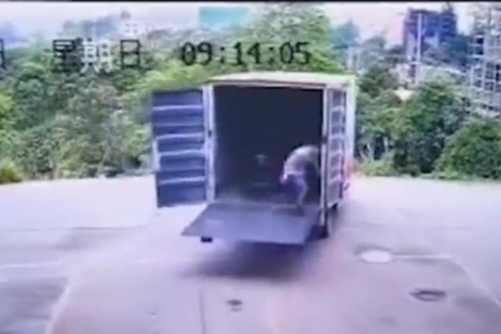 IMATE LOŠ DAN NA POSLU? Ne brinite, ovaj radnik je imao gori, a još je sve SNIMLJENO KAMEROM! (VIDEO)