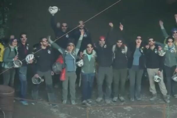 POTPUNA IZOLACIJA! PROVELI 40 DANA U PEĆINI BEZ TELEFONA, SATOVA I SUNCA: Nasmejani izašli iz duboke tame (VIDEO)