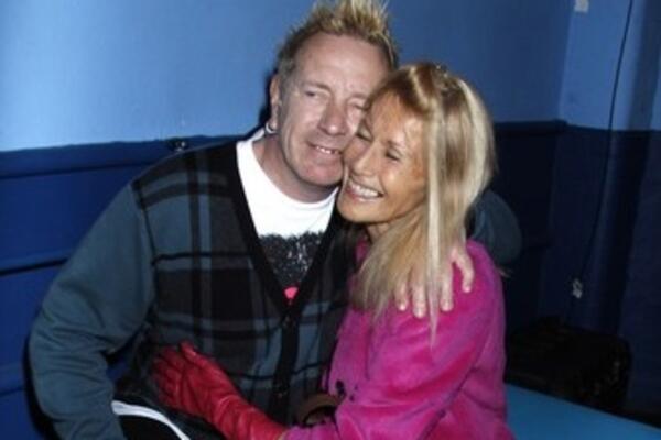 I KAMEN BI ZAPLAKAO! SLAVNI PEVAČ NEGUJE BOLESNU SUPRUGU: Preminula joj je ĆERKA, ona polako zaboravlja sve! (FOTO)