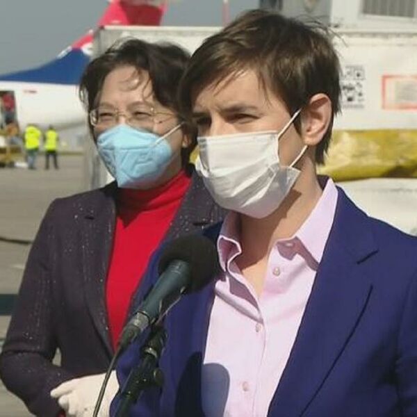 U SRBIJU STIGLO JOŠ POLA MILIONA DOZA VAKCINA SINOFARM: Premijerka Brnabić i ambasadorka Čen Bo dočekale avion
