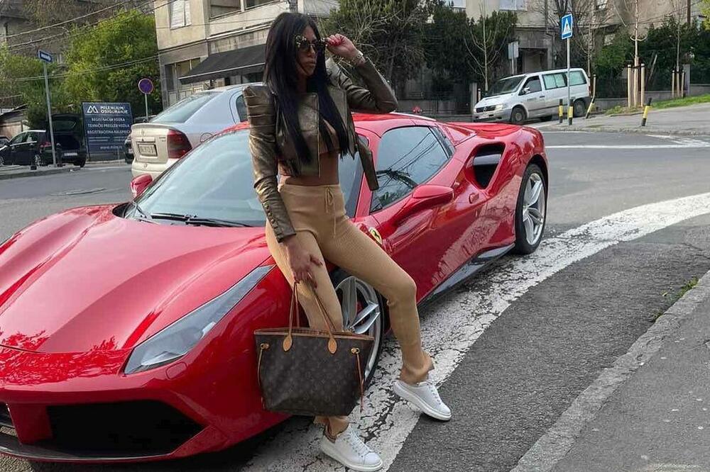 KAŽU DA JE NAJBOLJA RIBA U SMEDEREVSKOJ PALANCI! Ona je kopija poznate sestre - voli SILIKONE i besna kola