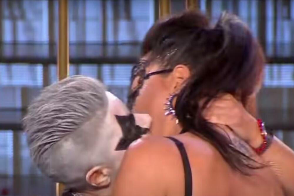 ŠOOK! MATORA RASTRGLA NINOVU ĆERKU UŽIVO NA SCENI: Sandra se umalo ugušila, FRANCUSKI POLJUBAC DO KRAJA! (VIDEO)