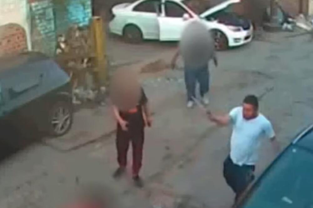 GOLORUK KRENUO NA PLJAČKAŠA NAORUŽANOG MAČETOM: Usledio ŠOKANTAN obrt, napadač nije znao šta ga je SNAŠLO (VIDEO)