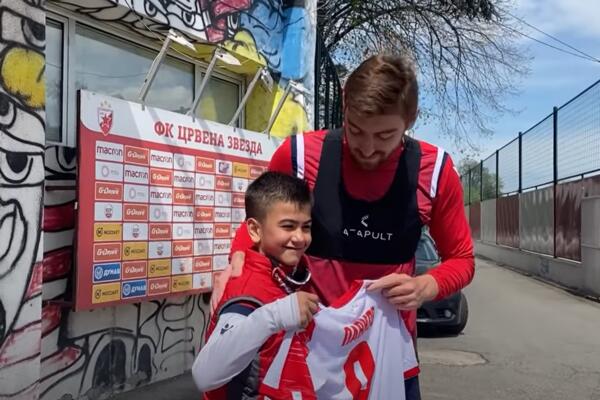 DRES PAVKOVA NA AUKCIJI: Zvezdin klinac pomaže bolesnoj drugarici (VIDEO)