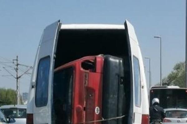 Auto spakovan u kombiju, tuča stolicama na sred ulice u Žarkovu, POLICAJAC NA HAUBI BAHATOG VOZAČA