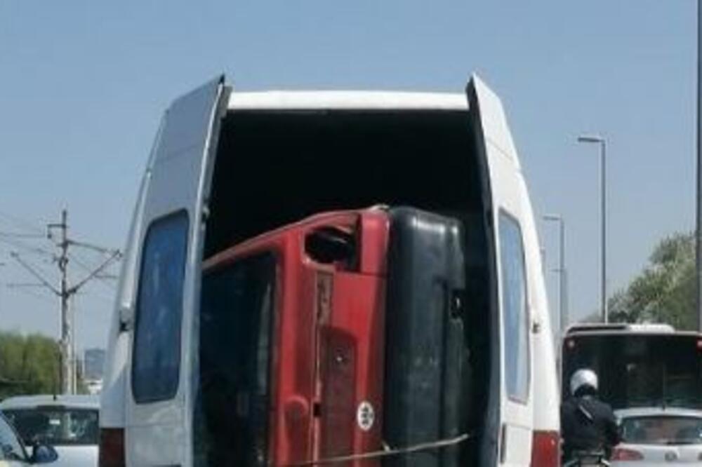 Auto spakovan u kombiju, tuča stolicama na sred ulice u Žarkovu, POLICAJAC NA HAUBI BAHATOG VOZAČA