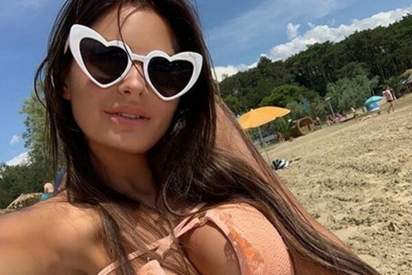 IZAZOVNA PRODAVAČICA VOĆA IZBACILA FOTKU TIK NAKON TUŠIRANJA: Sve vreme su joj ruke bile ka gornjem delu! (FOTO)