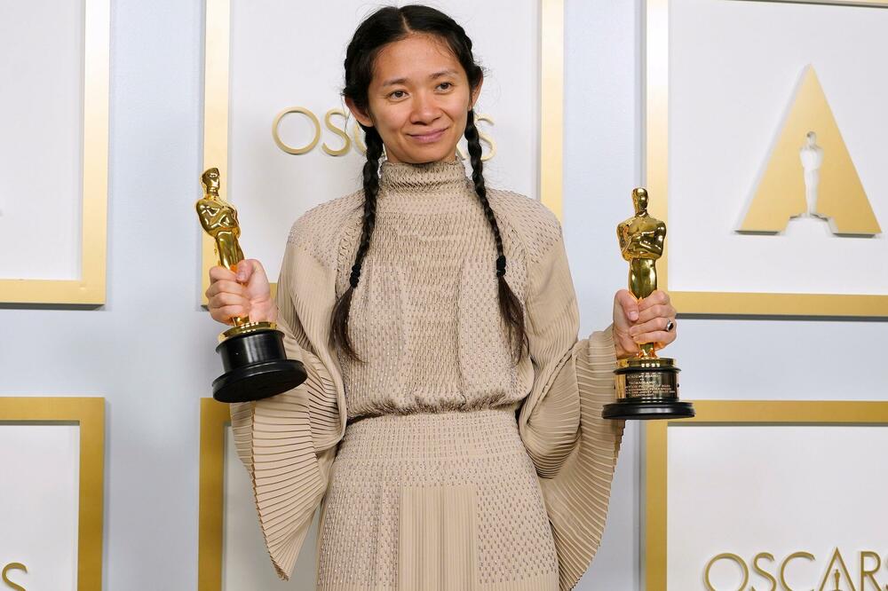 CEO SVET KOMENTARIŠE STAJLING REDITELJKE, A ONA JE UŠLA U ISTORIJU: Kao da je krenula u ŠETNJU, a na nogama ČUDO!