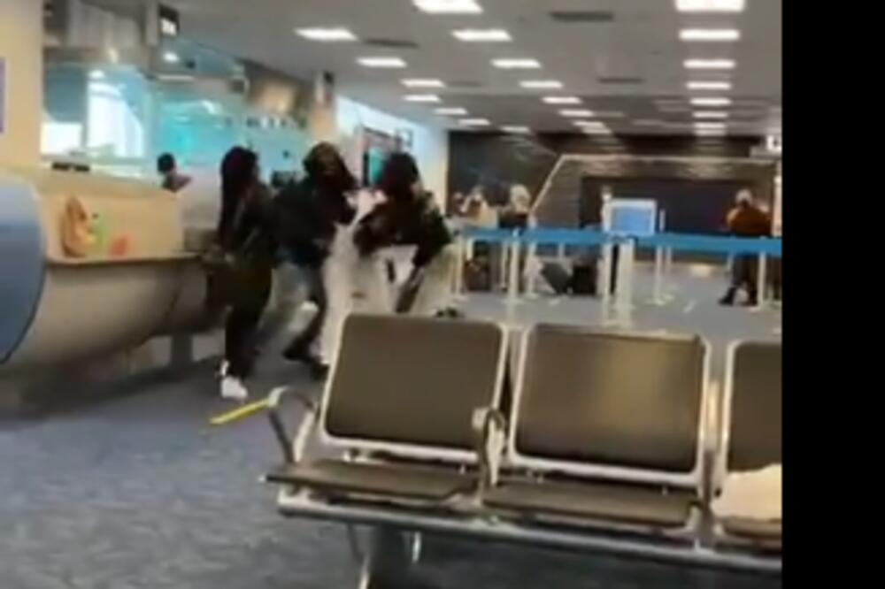 DO SAD NEVIĐENA TUČA NA AERODROMU U MAJAMIJU: Pesnice letele na sve strane iz POZNATIH razloga (VIDEO)