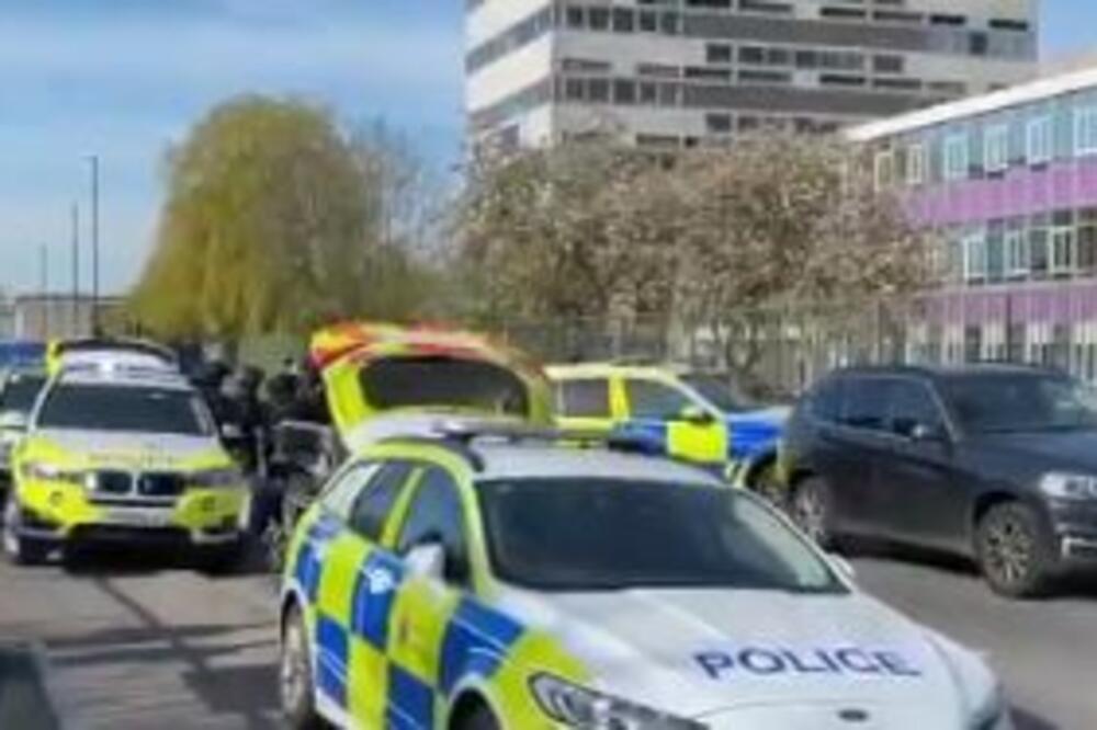 DETALJI pucnjave u Engleskoj: Profesor savladao napadača, oborio ga, pa SPREČIO tragediju (VIDEO)