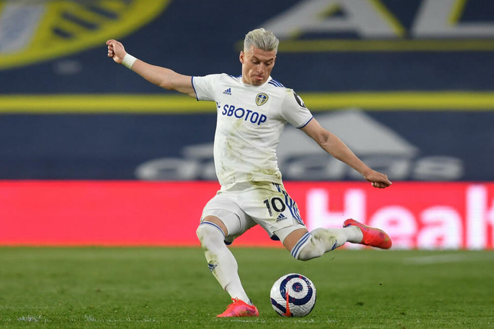 FUDBALER LIDSA NA SRPSKOM OPSOVAO IGRAČA JUNAJTEDA! Sreća pa ga Van Bisaka nije razumeo (VIDEO)